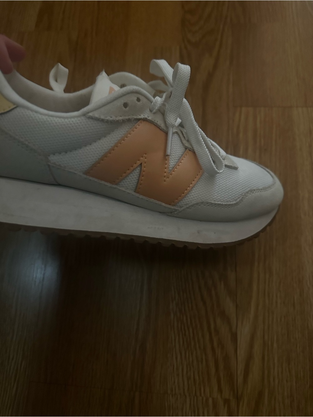 New Balance 237 in white/peach
